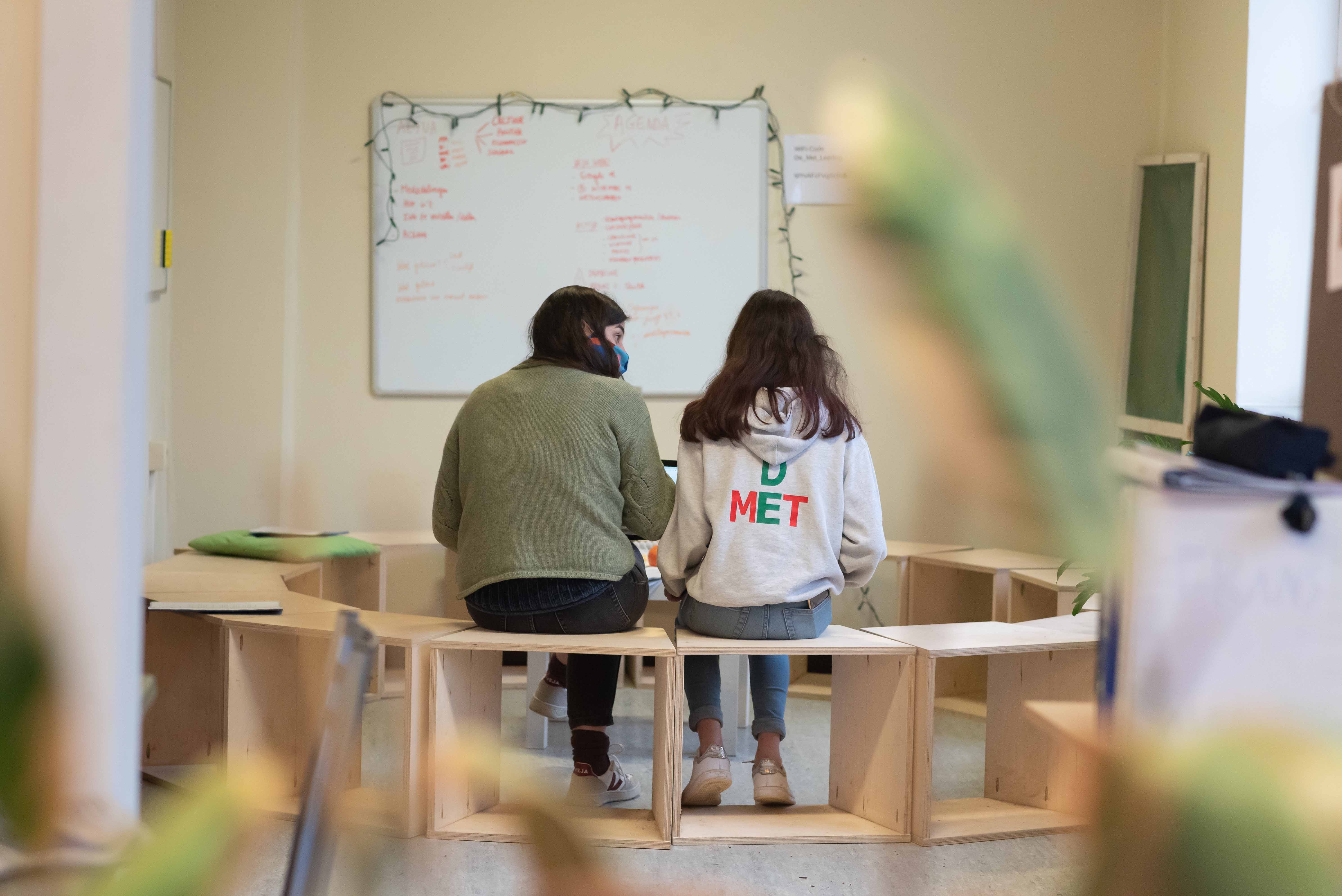 Coachgesprek op stoeltjes